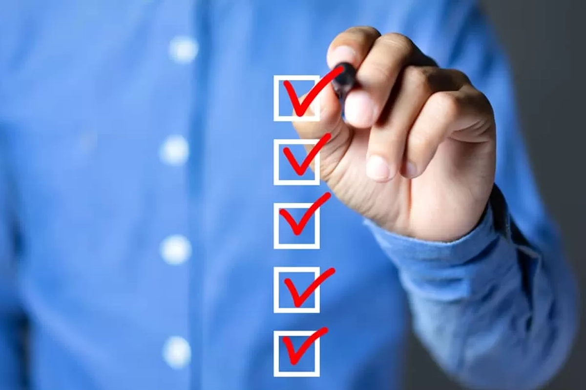Dental practice leadership comparing managed IT support responsibilities, response procedures, cybersecurity, backups, monitoring, and vendor coordination